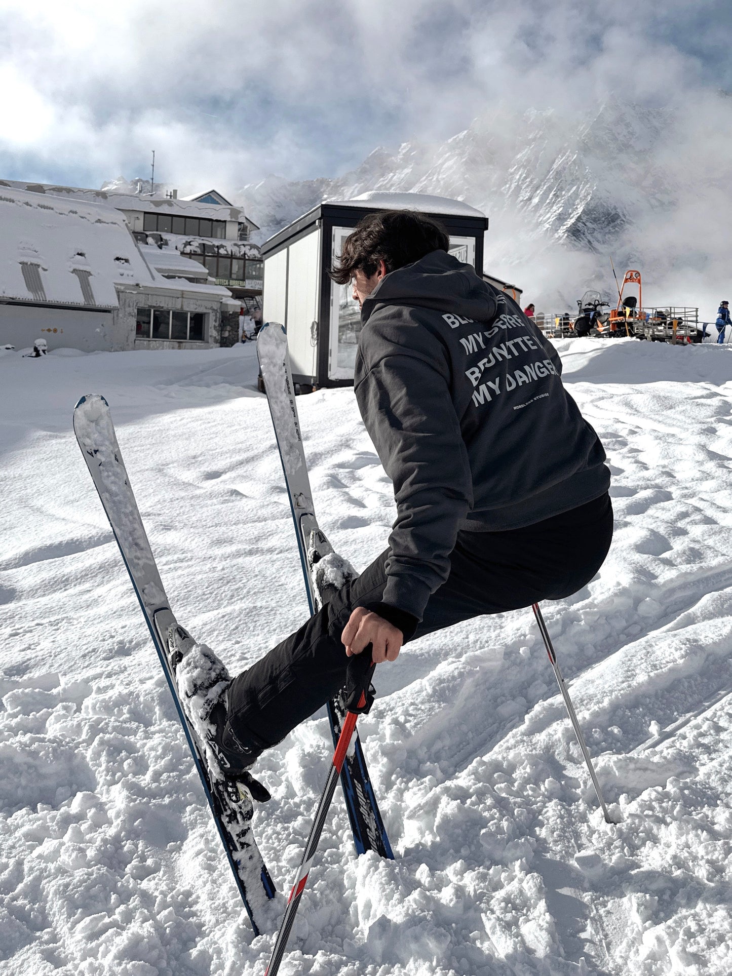 WORDLESS BRUNETTE HOODY 450