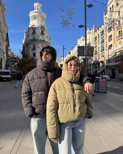 WORDLESS HOODED PUFFER JACKET WITH FLAP