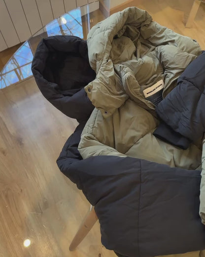 WORDLESS HOODED PUFFER JACKET WITH FLAP